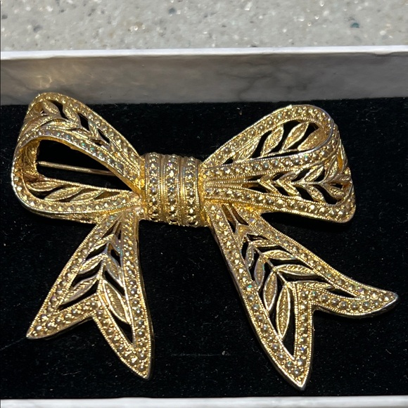 Jewelry - 4/$20 Gold Bow Brooch